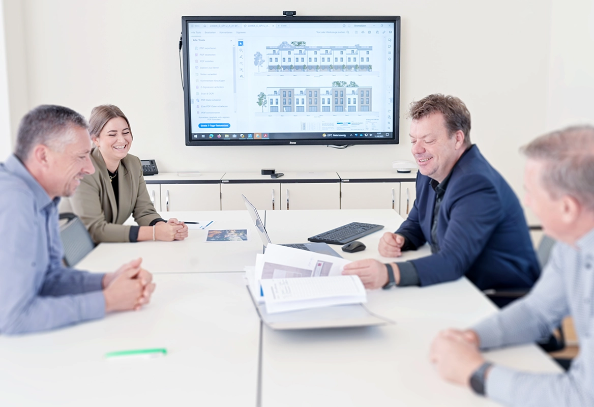Arbeiten bei Weber Massivhaus Besprechung Mitarbeiter am Konferenztisch